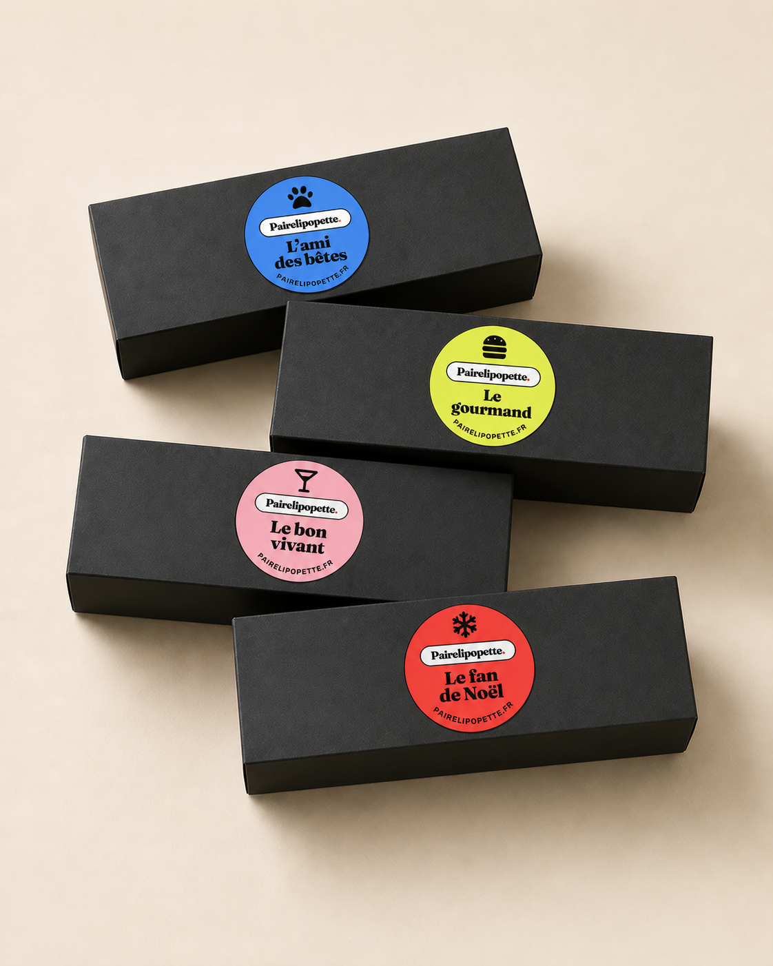 Les quatre boîtes cadeaux Pairelipopette avec leurs stickers